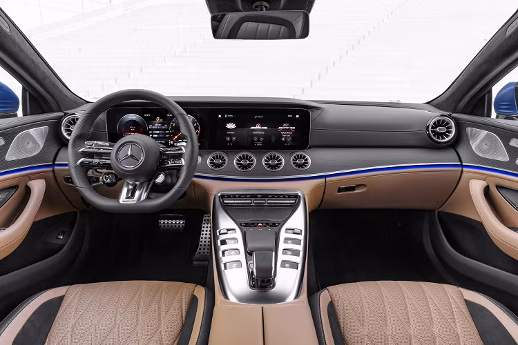 Bên trong, xe có vô-lăng AMG Performance kiểu mới được tích hợp thêm cảm biến phát hiện người lái không đặt tay lên vô-lăng và các nút chức năng nổi bật hơn.