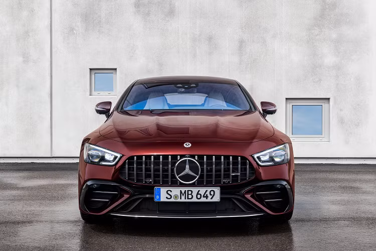 Khách hàng cũng có thể trang bị thêm các gói tùy chọn ngoại thất như Silver Chrome Exterior Package, AMG Exterior Carbon Fiber Package I. Trước đây, Silver Chrome Exterior Package là gói nâng cấp độc quyền cho phiên bản GT 63 S.