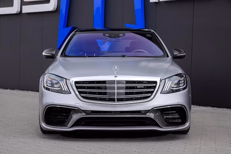 Posaidon, một công ty độ xe Đức nổi tiếng vì làm ra những chiếc Mercedes cực nhanh, mới đây đã giới thiệu bản độ dựa trên AMG S63 của mình. Ở cấu hình tiêu chuẩn, mẫu S63 W222 có trang bị một động cơ tăng áp kép V8 dung tích 4.0 lít, sản sinh công suất 603 mã lực và 900 Nm mô-men xoắn cực đại tới cả 4 bánh thông qua một hộp số tự động 9 cấp. Điều này cho phép chiếc sedan to lớn của Đức có thể gia tốc từ 0-96 km/h trong chỉ 3,5 giây.