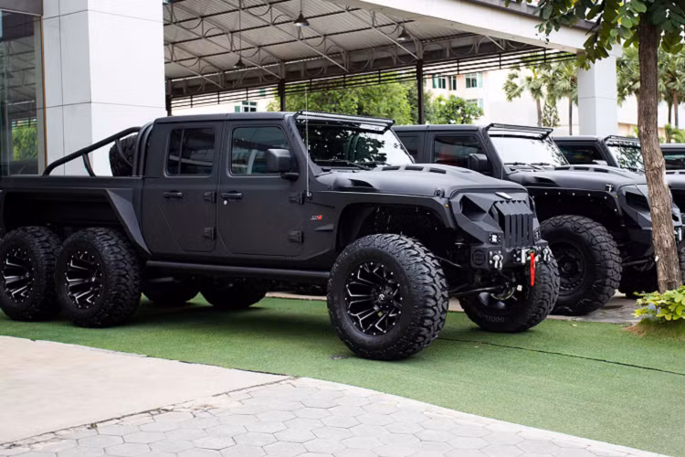 4 chiếc Apocalypse 6x6 hàng khủng vừa được một showroom tư nhân tại Campuchia đưa về. 4 chiếc được chia làm 2 phiên bản với lưới tản nhiệt và kiểu dáng đèn LED mui khác nhau.