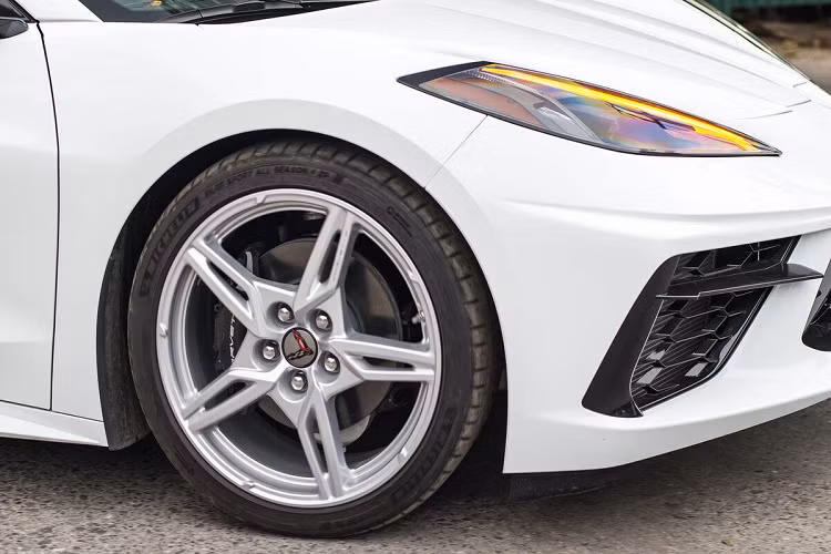 Tương tự phiên bản cũ, xe thể thao mui trần Chevrolet Corvette C8 có thiết kế mui cứng tháo lắp bằng tay được đánh giá khá bất tiện. Ấn tượng trên dòng xe này chính là việc bản mui trần lần đầu tiên sử dụng mui xếp cứng hoạt động bằng điện, chỉ thông qua 1 nút bấm giúp người lái sử dụng mui khá nhàn so với bản có mặt tại dải đất hình chữ S.