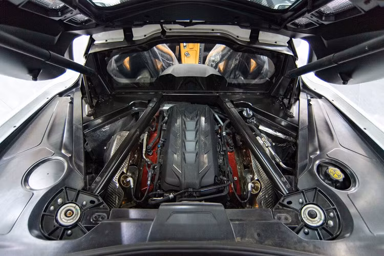 Corvette thế hệ thứ 8 cũng là mẫu xe "cò vẹt" đầu tiên trong lịch sử của hãng xe Chevrolet có trang bị động cơ đặt giữa. Trái tim này là khối động cơ V8, hút khí tự nhiên LT2, dung tích 6.2 lít, có khả năng sản sinh công suất tối đa 490 mã lực và đạt mô-men xoắn cực đại lên đến 630 Nm.