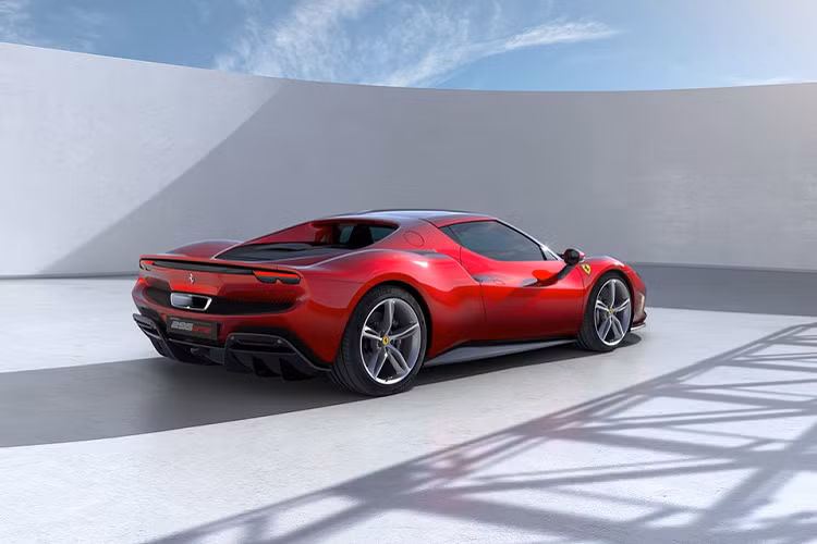 Kết hợp cùng động cơ điện, Ferrari 296 GTB có tổng công suất lên đến 830 mã lực, cùng mô men xoắn cực đại lên đến 740 Nm, mạnh hơn nhiều so với mẫu xe F8 Tributo 720 mã lực hay đối thủ McLaren Artura 680 mã lực.