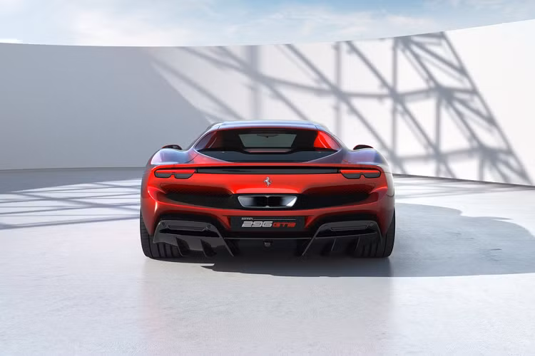 Nội thất của Ferrari 296 GTB được thiết kế hướng người lái, và đặc biệt hơn khi không có những màn hình giải trí trung tâm cảm ứng kích thước lớn như các mẫu xe thương mại khác.