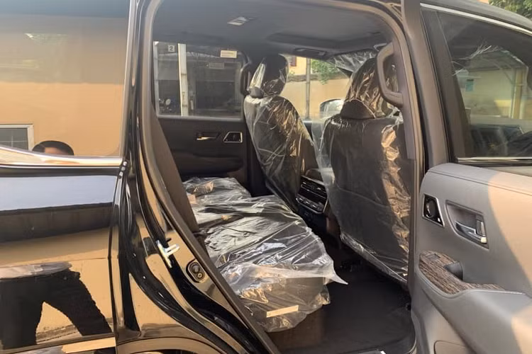 Cụ thể, các phiên bản xe Toyota Land Cruiser 2022 không chính hãng, nhập từ Trung Đông có giá trên 6,2 tỷ đồng. Riêng giá xe Toyota Land Cruiser 2022 chính hãng được niêm yết từ 4,06 tỷ đồng và khách chọn mua xe có màu trắng sẽ phải chi thêm 11 triệu đồng.