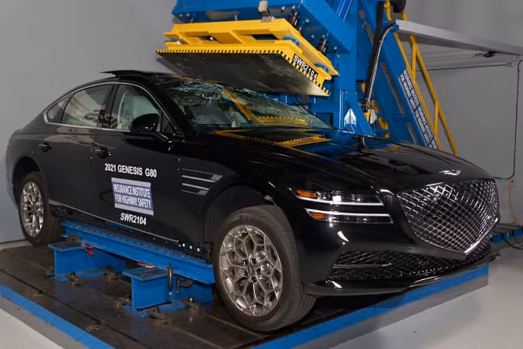 Ví dụ như với một chiếc Mercedes-Benz E 350 đời 2021 tại Mỹ, khách hàng cần mua thêm gói mở rộng trị giá 1.950 USD để có tính năng hỗ trợ giữ khoảng cách chủ động Distronic. Trong khi đó Genesis thì trang bị tính năng tương tự với tên gọi Smart Cruise Control tích hợp khả năng máy học, cho mọi phiên bản của xe sang Genesis G80.