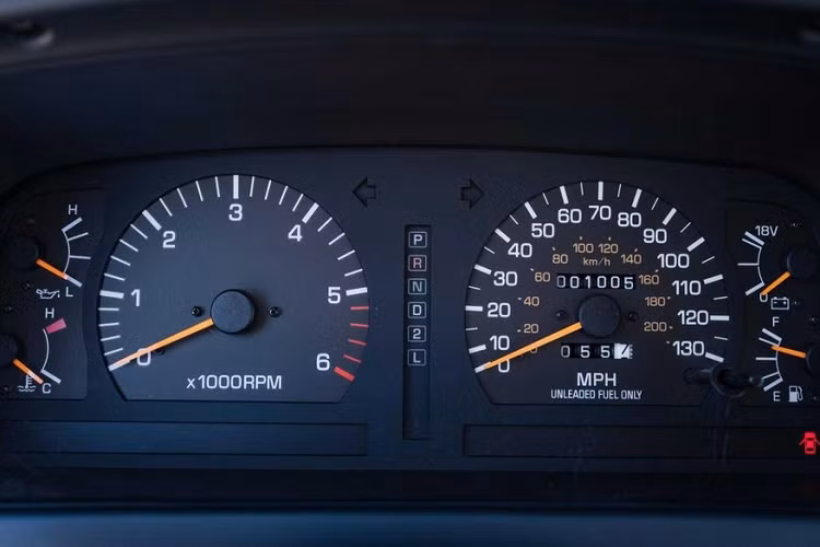Ở thế hệ mới, Toyota Land Cruiser sẽ không còn được bán tại thị trường Mỹ nữa. Thay vào đó, mẫu SUV này sẽ tập trung vào một số thị trường khác trên thế giới như Trung Đông và Nga. Do đó, nếu muốn sở hữu một trong những mẫu xe việt dã tốt nhất trên thị trường, người Mỹ chỉ có thể tìm đến ô tô cũ. Chiếc Toyota Land Cruiser đời 1994 trong bài viết này dưới đây là một ví dụ điển hình, có nghĩa là đã 27 năm tuổi