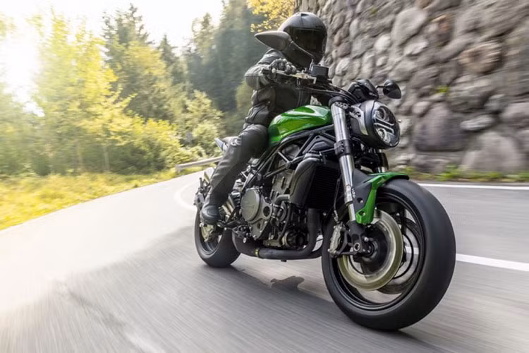 Về mặt trang bị, mẫu xe naked-bike Benelli 752S 2021 không có gì khác biệt so với phiên bản cũ. Xe vẫn sử dụng bộ khung ống thép dạng lưới mắt cáo. Trang bị này giúp xe mang vẻ ngoài cứng cáp và cơ bắp, hệ thống treo của xe mang thương hiệu Marzocchi, bao gồm cặp phuộc hành trình ngược kích thước 50 mm và giảm xóc lò xo trụ đơn phía sau.