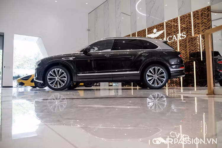 Tiến vào bên trong, khoang nội thất của chiếc Bentayga First Edition tại Millennium Cars được phối với 2 tông màu kem và xám, tương đồng với lớp sơn ngoại thất. Cabin trên xe cũng được thay đổi ở rất nhiều chi tiết cũng như cách bố trí, bao gồm: vô-lăng, bảng điều khiển trung tâm và ghế ngồi mới bổ sung thêm hệ thống thông gió ở phía sau với cấu hình 5 năm chỗ ngồi. Hành khách ở khoang sau có thể tận hưởng sự xa xỉ tột độ, tiện nghi vượt bậc và không gian rộng rãi khi chỗ để chân tăng thêm 100 mm tùy theo cấu hình.
