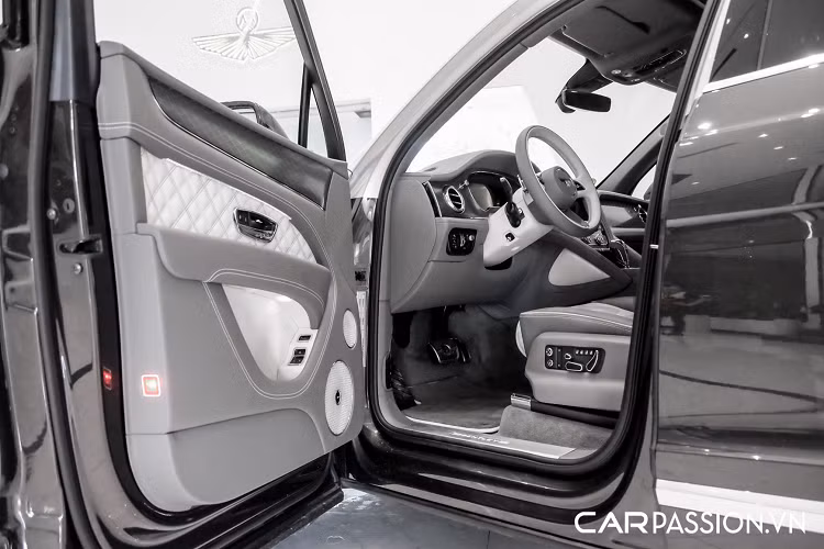 Trục bánh sau của Bentayga 2021 tăng thêm 20 mm, giúp xe vận hành ổn định hơn. Bên cạnh đó, công nghệ Bentley Dynamic Ride cũng giúp nâng cao cảm giác lái, đây là công nghệ kiểm soát dao động chủ động được điều khiển qua hệ thống điện 48 V độc quyền.