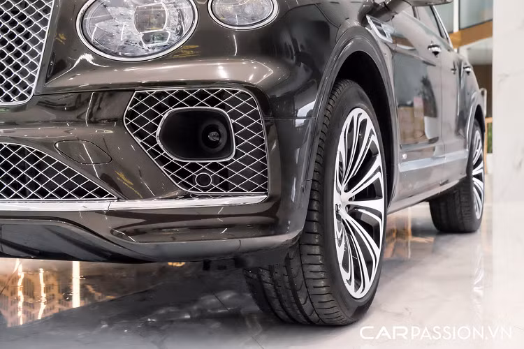 Ghế ngồi được thêu logo Bentley trên tựa lưng, toàn bộ khoang nội thất đều được bọc da cao cấp, sử dụng chỉ khâu tương phản và được làm thủ công với chất lượng cao nhất. Vô-lăng 3 chấu trên Bentayga được tích hợp lẫy chuyển số và các nút bấm hỗ trợ người lái, cụm đồng hồ cơ phía sau được thay thế bằng đồng hồ điện tử. Một chiếc đồng hồ cơ được đặt gọn gàng ở vị trí chính giữa bảng điều khiển, nút Start/Stop Engine có vai trò như một núm xoay để khách hàng lựa chọn giữa các chế độ lái khác nhau.