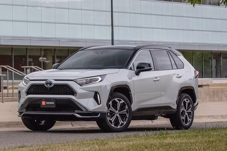  4. Toyota RAV4 (221.195 chiếc) Kể từ khi khách hàng Mỹ chuyển sang ưa chuộng SUV, RAV4 đã vượt mặt Camry để trở thành mẫu xe bán chạy nhất của thương hiệu Toyota tại thị trường Mỹ. Điều này đã lặp lại trong 6 tháng đầu năm 2021 khi Toyota RAV4 đạt doanh số 221.195 chiếc, tăng 21%.