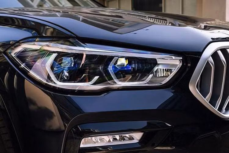 Động cơ xăng V8 4.4L M TwinPower trên mẫu xe SUV hạng sang này cũng chính là cấu hình động cơ mạnh mẽ nhất được trang bị trên dòng BMW X-Series. BMW X6 M được trang bị Tiêu chuẩn hệ thống treo thích ứng M (Adaptive M Suspension).