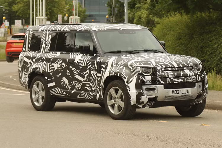 Bên ngoài, Land Rover Defender 130 có vẻ sở hữu thiết kế giống với phiên bản 90 và 110, trừ kích thước lớn hơn. Theo tin đồn, xe sẽ sở hữu chiều dài lên đến 5.100 mm. Nếu đúng như vậy, Land Rover Defender 130 sẽ dài hơn 342 mm so với phiên bản 110 và dài hơn 227 mm so với đối thủ Mercedes-Benz G-Class.
