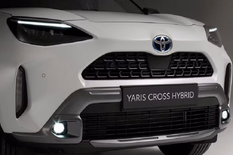 Về nội thất, Toyota trang trí nhiều chi tiết màu đen bóng piano, ghế ngồi thể thao. Để tạo thêm sức hút, Yaris Cross Adventure sẽ có phiên bản “Premiere Edition” được sản xuất giới hạn mang một số nâng cấp, bao gồm như: ghế bọc da độc quyền, mâm 18 inch, cốp điện, màn hình hiển thị trên kính lái (HUD), bộ mâm được sơn hai màu đối lập.