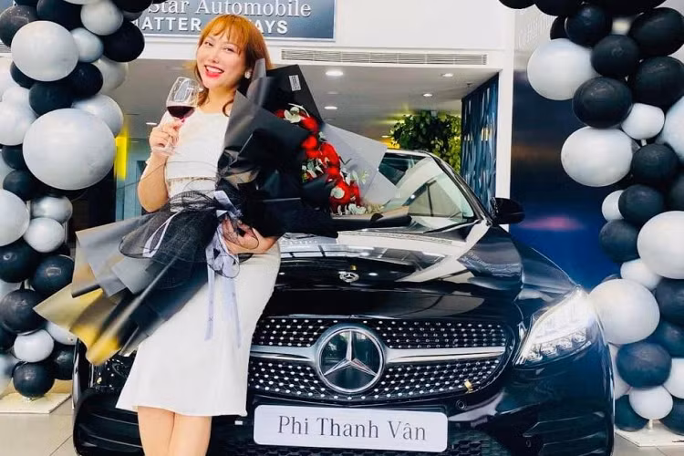 Mới đây, nữ diễn viên Phi Thanh Vân đã chia sẻ việc tậu chiếc xe Mercedes-Benz C-Class thế hệ mới đầu tiên trong đời của mình và Hoa hậu doanh nhân kiêm người mẫu cũng cho biết sẽ tự lái xe thay vì mướn tài xế như 3 chiếc xe ôtô 7 chỗ ngồi còn lại mình đang sở hữu để kinh doanh.