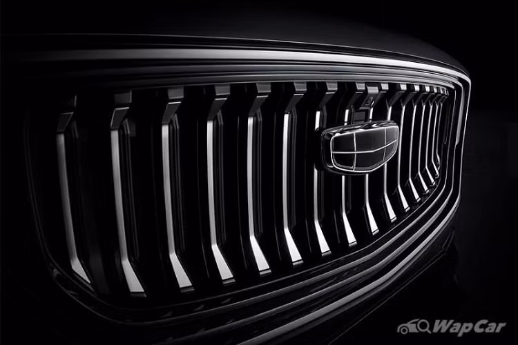 Về thiết kế, Geely KX11 2022 mới sở hữu lưới tản nhiệt kiểu "vũ trụ mở rộng" đặc trưng của thương hiệu, bao gồm các thanh dọc tạo hiệu ứng lõm vào trong, bên cạnh là cặp đèn pha mỏng sắc nét.