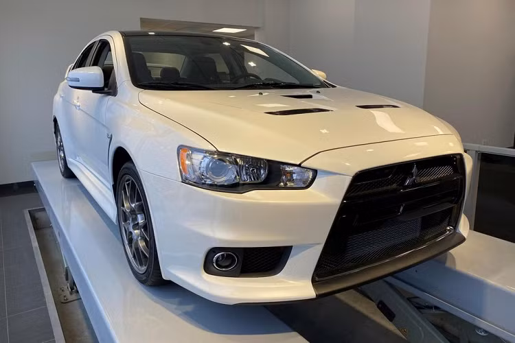 Vào năm 2016, khi Mitsubishi công bố thông tin khai tử dòng sedan thể thao đình đám Lancer EVO, rất nhiều tín đồ xe bốn bánh nói chung và người yêu xe Lancer EVO nói riêng đều tỏ ra buồn bã khi phải chào tạm biệt mẫu sedan thể thao mang đến nhiều cảm xúc. Ở thời điểm đó, hàng đã cho ra mắt phiên bản đặc biệt Mitsubishi Lancer EVO Final Edition thể thao nhằm tạm biệt mẫu xe này.