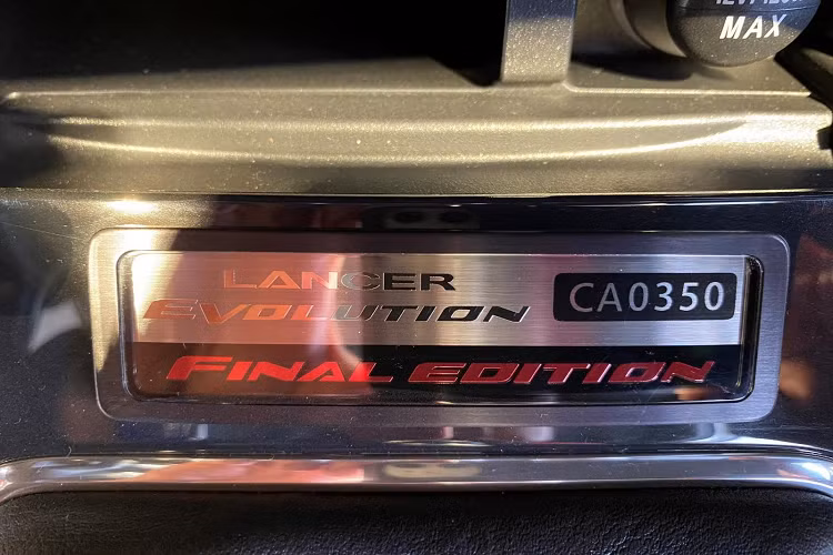 Ngoại thất của chiếc xe thể thao Mitsubishi Lancer EVO Final Edition nói trên có ngoại thất sơn trắng cùng một số trang bị đặc biệt nhằm thể hiện phiên bản Final Edition như mui xe màu đen, huy hiệu "Final Edition" ở đuôi xe và bộ lazăng BBS cao cấp.
