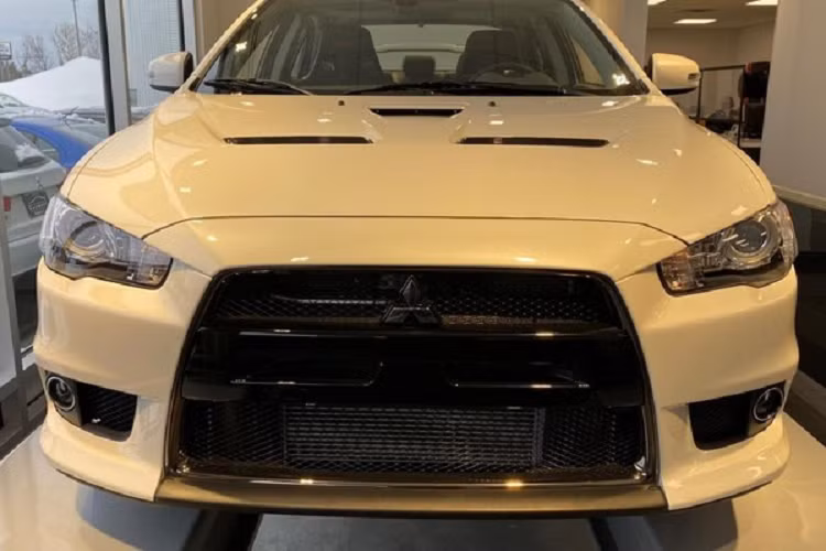 Mới đây, một đại lý Mitsubishi tại Ontario, Canada đã bất ngờ rao bán một chiếc Mitsubishi Lancer EVO Final Edition đời 2015 còn rất mới với giá lên đến 147.899 CAD (tương đương khoảng 2,7 tỷ đồng).