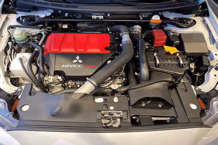 Ngoài các trang bị này, chiếc Lancer EVO Final Edition bản đặc biệt này vẫn mang các đặc trưng của dòng xe EVO nổi tiếng như cánh gió đuôi, hốc hút gió lớn và kẹp phanh Brembo màu đỏ.