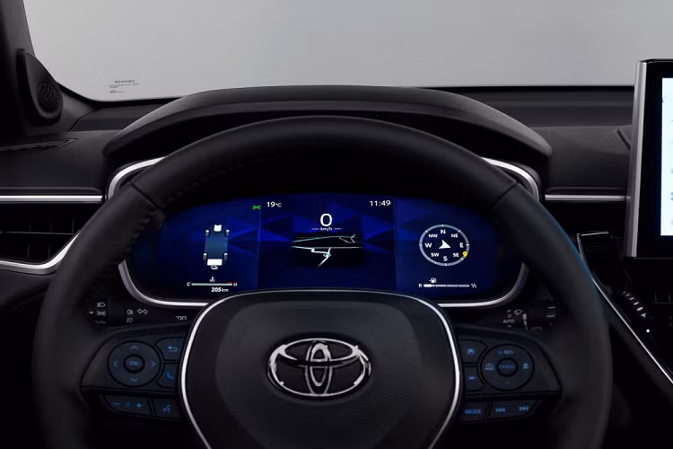 Trong khi đó, thiết kế bên sườn và đuôi xe của Toyota Corolla Cross 2022 tại châu Âu không có gì khác so với xe ở Việt Nam, bao gồm cả vành la-zăng hay cụm đèn hậu. Bước vào bên trong Toyota Corolla Cross 2022 dành cho châu Âu, người dùng sẽ tiếp tục bắt gặp những trang bị khác biệt so với xe ở thị trường khác.