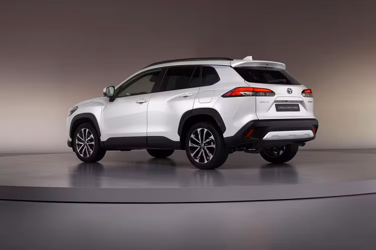 Nhờ đó, Toyota Corolla Cross 2022 phiên bản FWD sở hữu công suất 197 mã lực. Trong khi đó, phiên bản dẫn động 4 bánh toàn thời gian AWD của mẫu SUV cỡ B này lại dùng động cơ xăng tương tự như trên nhưng có công suất tối đa 152 mã lực và mô-men xoắn cực đại 190 Nm. Tuy nhiên, phiên bản này có thêm mô-tơ điện trên cầu sau với công suất tối đa 41 mã lực và mô-men xoắn cực đại 84 Nm. Dù ở phiên bản nào, xe cũng có thể tăng tốc từ 0-100 km/h trong thời gian 8,1 giây.