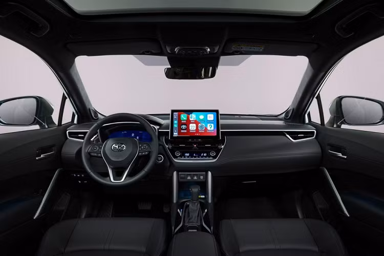 Tuy nhiên, Toyota Corolla Cross 2022 ở châu Âu lại dùng cụm đèn pha giống xe dành cho Nhật Bản và Frontlander mới ra mắt thị trường Trung Quốc. Cụ thể, cụm đèn pha này được chia đôi bằng dải đèn LED định vị ban ngày. Tầng trên sẽ là đèn báo rẽ dạng LED trong khi đèn pha chính nằm ở tầng dưới.