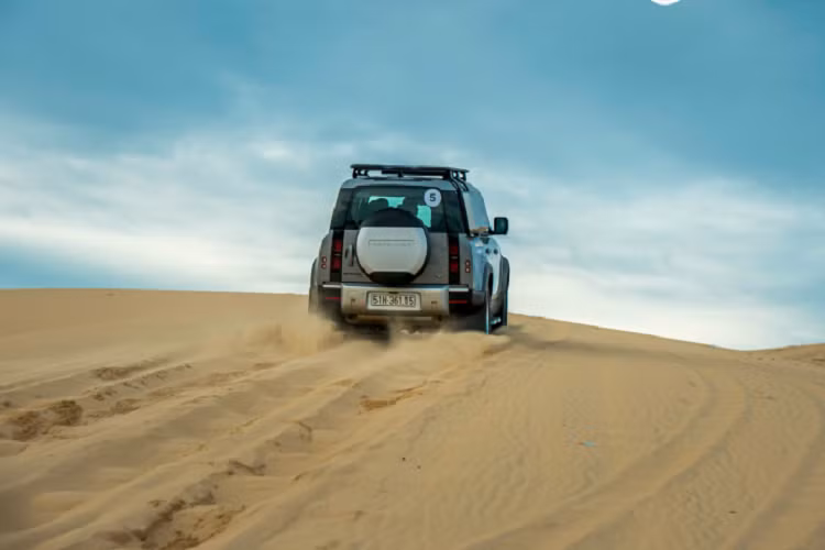 Tại thị trường Việt Nam, dòng xe Land Rover Defender thế hệ mới có giá bán “dễ chơi” hơn so với Mercedes-Benz G-Class. Lấy ví dụ, phiên bản nhập tư Defender 110 bản P400 (I6 3.0L) có giá hơn 6 tỷ đồng hấp dẫn hơn so với lựa chọn chơi Mercedes-AMG G63 (V8 4.0L) có giá hơn 10 tỷ đồng.