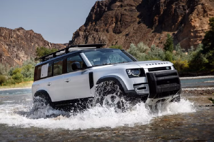 L.R Defender thế hệ mới được trang bị hệ thống treo khí nén thích ứng là trang bị tiêu chuẩn trên Land Rover Defender cũng hỗ trợ đắc lực cho mẫu SUV vượt địa hình.