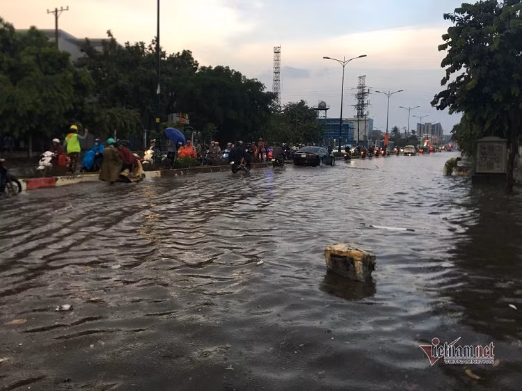 Mua nhu trut, nhieu tuyen duong o Sai Gon ngap lenh lang-Hinh-5