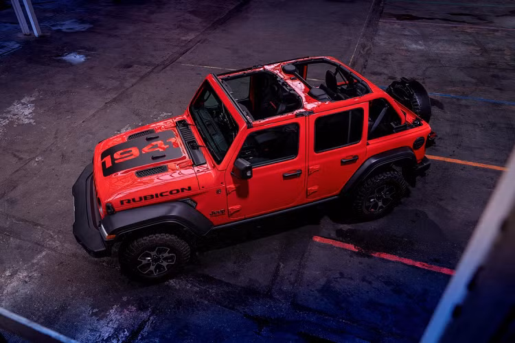 Mẫu xe SUV địa hình Jeep Wrangler 1941 Edition được trang bị gói Performance Parts giúp ngoại hình trông hầm hố và đặc biệt hơn. Trong đó, hốc bánh xe được mở rộng, nắp ca-pô dán decal số 1941, các chi tiết được sơn đen như nắp bình xăng, ốp bệ bước chân...
