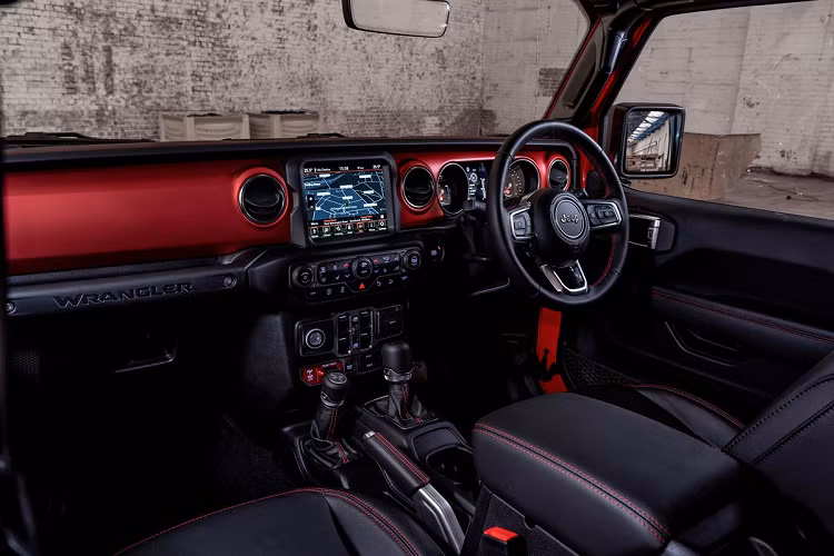 Bên trong, phiên bản 1941 Edition không có quá nhiều sự khác biệt so với model Wrangler Rubicon. Chiếc SUV 5 chỗ vẫn có khoang lái thực dụng đặc trưng của hãng xe Mỹ với bản tablo vuông vức và phần mui có thể tháo rời khỏi khung xe.