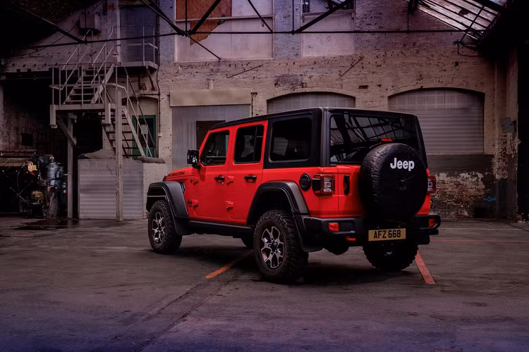 Jeep cho biết hệ thống treo của Wrangler 1941 Edition được bổ sung tính năng thay đổi khoảng sáng gầm 50 mm. Kết hợp cùng cản sau được gia cố tấm bảo vệ giúp cải thiện thông số off-road cũng như khả năng đi đường xấu cho chiếc SUV.