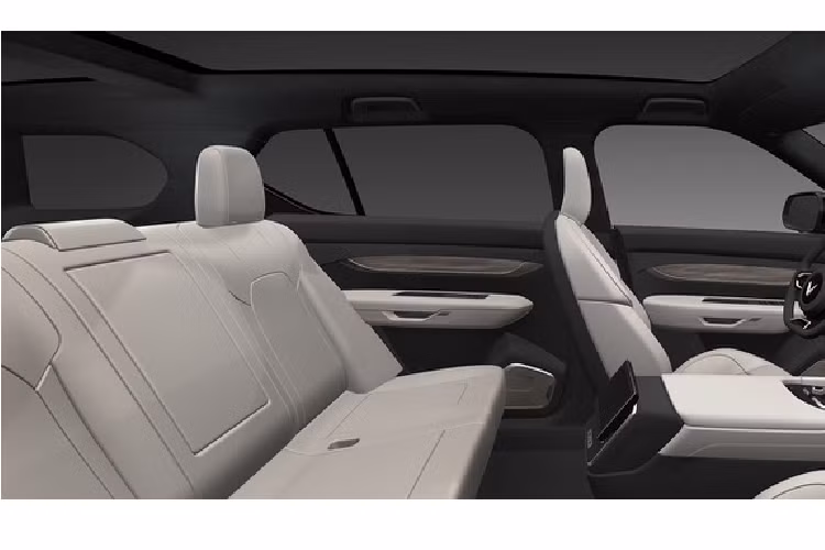 Bộ pin dung lượng 106 kWh cho tầm hoạt động lên đến 550 km - dài hơn một trong những mẫu xe điện có phạm vi hoạt động xa nhất hiện nay. Chiếc Tesla Model S Long Range sử dụng gói pin 95 kWh và có phạm vi hoạt động tối đa 525 km. Nhưng BTV của Carbuzz dự đoán phạm vi hoạt động thực tế của VinFast VF33 sẽ thấp hơn so với con số được công bố.