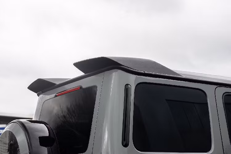 Ở phía sau, Kahn Design lắp thêm cho chiếc AMG G 63 4Matic+ cặp cánh gió nhằm mang đến kiểu dáng tổng thể thể thao và nổi bật hơn. Chi tiết này không được làm từ carbon tương tự nhiều bộ phận gắn thêm khác trên xe.