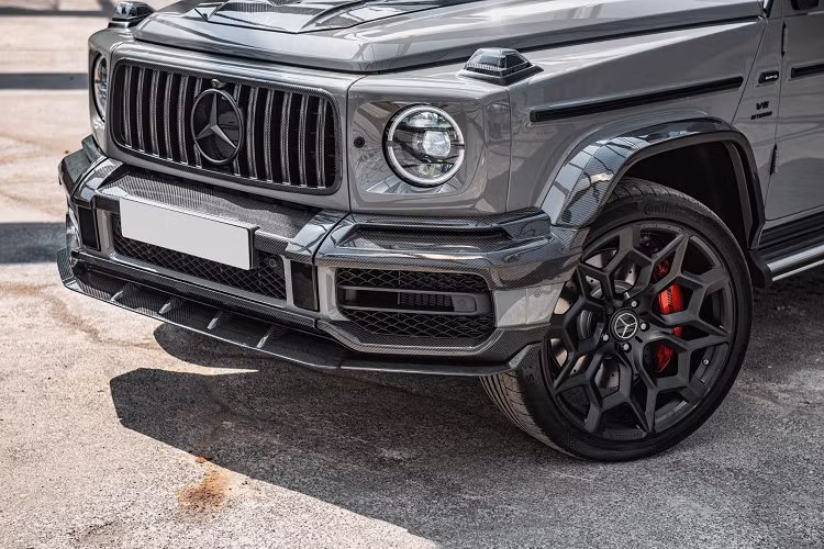 Kahn Design cũng thay đổi bộ mâm nguyên bản thành loại mâm nén Kahn Type 57 có kích thước 23 inch, bọc bên ngoài là bộ lốp Continental SportContact 6.