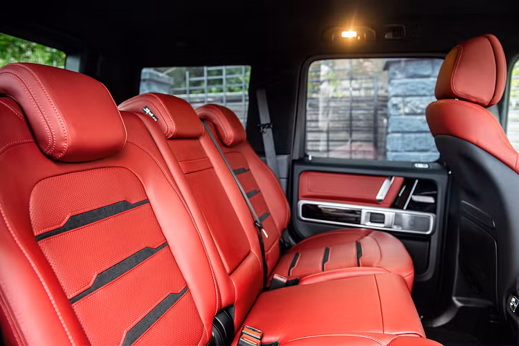 Khoang nội thất của G-Class Carbon Wide Track Edition có tone màu đỏ Bengal kết hợp cùng chất liệu da Alcantara. Nếu không thích thiết kế này, người mua được quyền yêu cầu Kahn Design thay đổi màu sắc tùy thích.