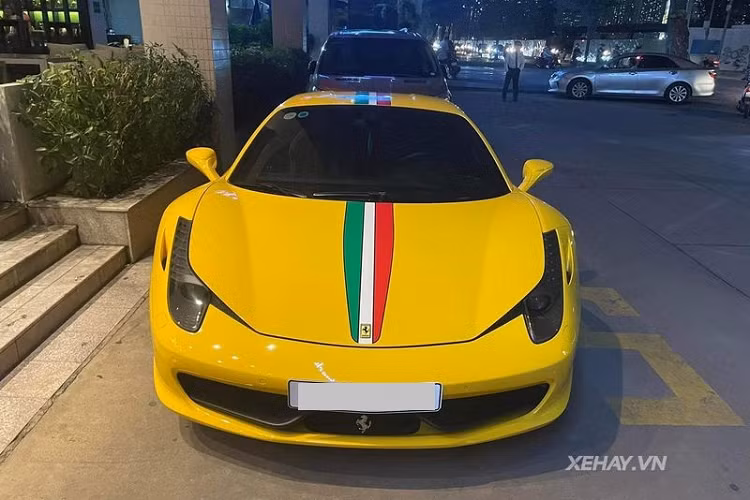 Cung cấp sức mạnh cho Ferrari 458 Italia là khối động cơ hút khí tự nhiên V8 4.5L sản sinh công suất 570 mã lực và mô-men xoắn cực đại 540 Nm. Xe có khả năng tăng tốc 0-100 km/h trong 3,4 giây trước khi đạt tốc độ tối đa 325 km/h.