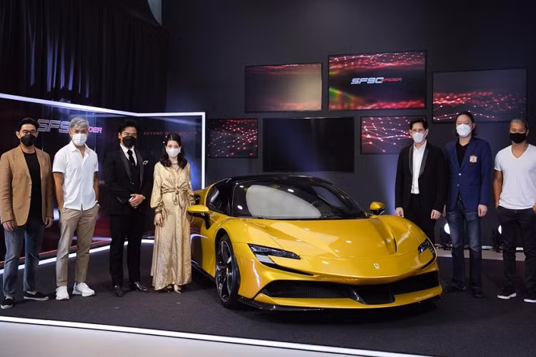 Phiên bản siêu xe mui trần của Ferrari SF90 Stradale mới đang nhận được nhiều chuyến "du lịch" vòng quanh thế giới để ra mắt đến các đại lý Ferrari trên thế giới. Trong đó, Ferrari SF90 Spider đã có màn ra mắt với các đại gia Malaysia cách đây hơn 10 ngày.