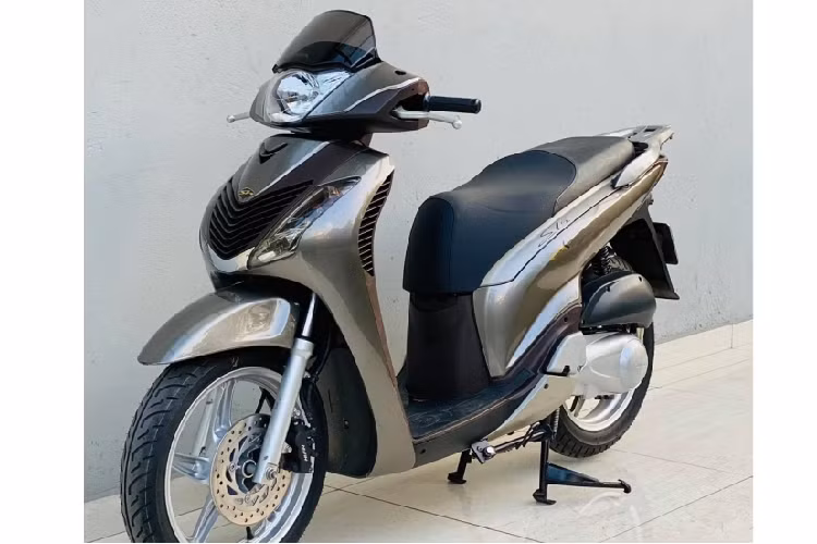 Thế nhưng giá trị của chiếc xe được tăng cao vài lần chính là việc chiếc xe đã có một biển kiểm soát rất độc 29C1-888.88, một biển số mà dân chơi xe biển số đẹp luôn mơ ước có được. 
