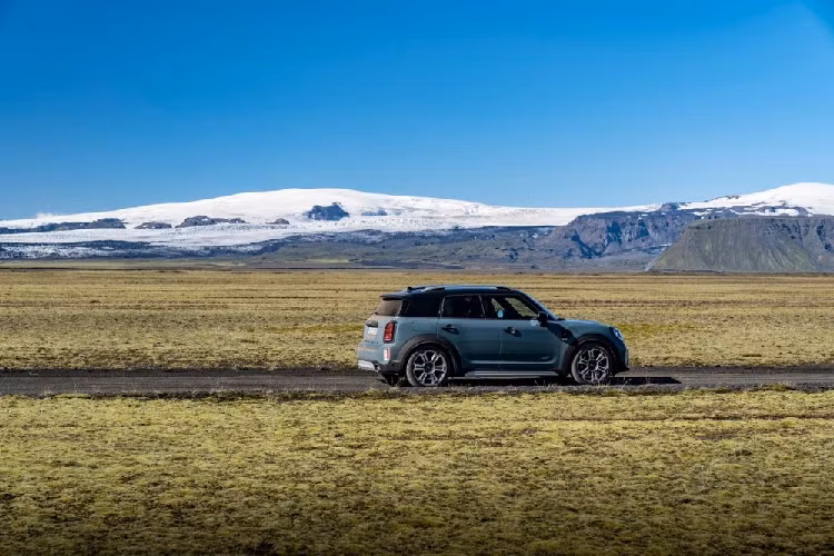 Theo đó, mẫu xe sang MINI Countryman 2021 sẽ được THACO phân phối với 1 phiên bản Cooper S cùng giá niêm yết là 2,439 tỷ đồng. Nếu chọn màu đen ánh kim Enigmatic, người dùng sẽ cần phải chi thêm 30 triệu đồng. Ngoài ra, trong nửa cuối năm nay, THACO sẽ đem về thêm một phiên bản Cooper để thêm sự lựa chọn cho khách hàng.