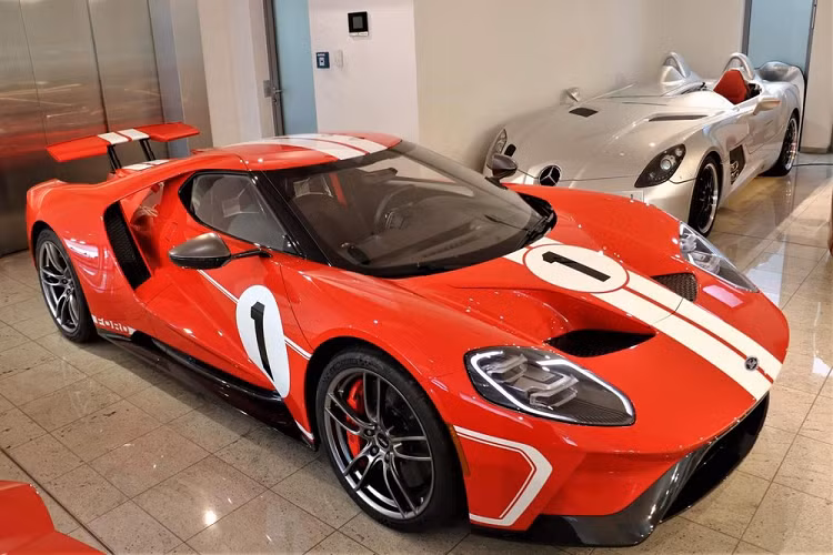 Việc chiếc siêu xe Ford GT thế hệ mới bất ngờ xuất hiện trước cửa một showroom chuyên nhập khẩu siêu xe ở quận 5, TP HCM vào tối ngày 11/5/2021 đã khiến giới mê xe trong nước không khỏi vui mừng. Hiện chưa rõ chiếc siêu xe Ford GT này đã có chủ nhân chưa, nhưng việc một công ty nhập khẩu tư nhân mang Ford GT về nước khi mẫu xe này đang có giá bán lại trên các "sàn xe cũ" gấp 3 đến 4 lần giá xuất xưởng khiến không ít người choáng.