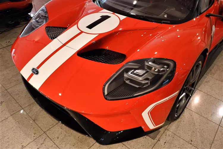 Tại tuần lễ xe Monterey 2017 diễn ra tại bang California, Mỹ vào tháng 8 năm ngoái, hãng Ford đã vén màn chiếc GT '67 Heritage Edition, siêu xe kỷ niệm chiến thắng của Ford tại giải đua Le Mans 1967. Chỉ có 250 siêu xe Ford GT bản tiêu chuẩn được sản xuất trong 2 năm đầu tiên, vì thế, số lượng siêu xe GT '67 Heritage Edition "ra lò" sẽ cực kỳ hạn chế.