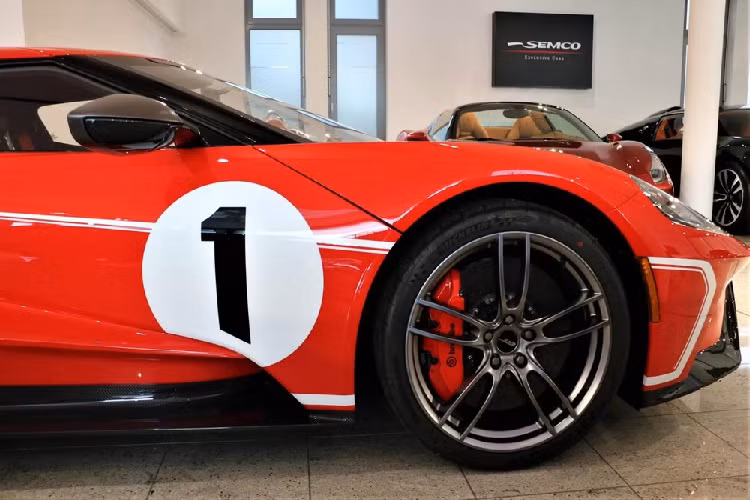 Tiến vào bên trong khoang lái, Ford GT '67 Heritage Edition lại nhận được thay đổi so với bản tiêu chuẩn như ghế ngồi thể thao bọc da Ebony kết hợp cùng chất liệu sợi carbon. Dây an toàn màu đỏ cũng làm nổi bật cho nội thất siêu xe này. Hệ thống giải trí có trang bị mới là màn hình LCD.