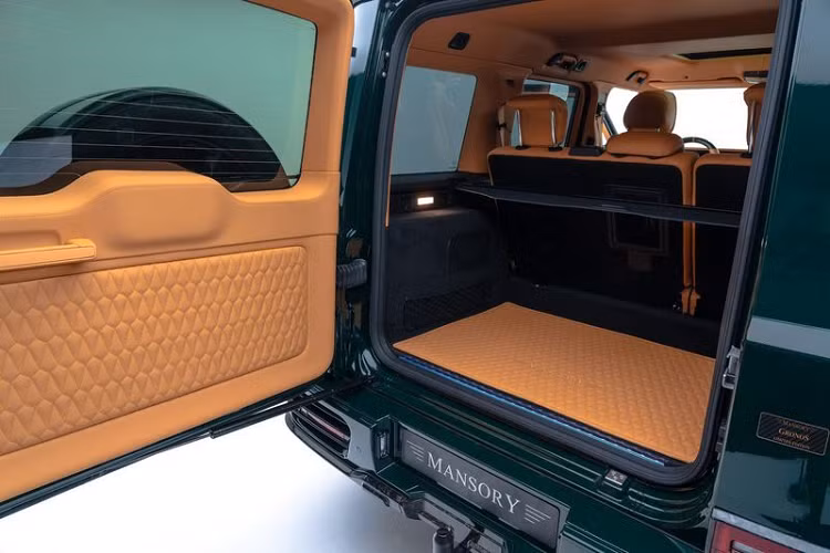 Tiến vào bên trong, nội thất của Mansory Gronos 2021 được bọc lại bằng da nâu sang trọng, kết hợp với nhiều chi tiết ốp sợi carbon. Ngoài ra, xe còn có vô lăng thể thao cũng được bọc da, các pê-đan mới bằng nhôm, logo Mansory thêu trên các lưng ghế và thảm sàn.