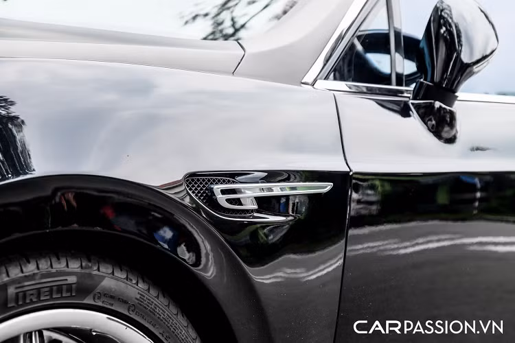 Dòng xe Flying Spur hiện nay đã bước sang thế hệ thứ ba với những sự thay đổi đáng kể về mặt thiết kế cũng như công nghệ, trong khi đó cái tên 'Continental Flying Spur' ở thế hệ đầu tiên được rút gọn thành 'Flying Spur' ở hai thế hệ tiếp theo. So với thiết kế nguyên bản có phần mềm mại trên Continental Flying Spur, bộ bodykit mang đến một diện mạo cứng cáp và hiện đại hơn.