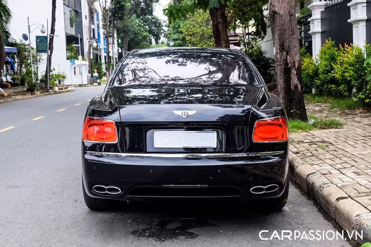 Ở phần đầu xe, cản trước "zin" đã được thay bằng cản mới với khe hút gió dạng liền mạch và lưới tản nhiệt nan chéo đặc trưng cũng được mở rộng hơn đáng kể. Cả hai chi tiết này đều được mạ chrome sáng bóng tạo cái nhìn xa xỉ cho mẫu xe siêu sang ăn khách nhà Bentley.