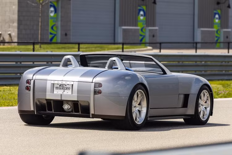 Sau 17 năm, chiếc Ford Shelby Cobra đặc biệt mui trần nguyên mẫu duy nhất với biệt danh “Daisy” vẫn được bán với giá 2,64 triệu USD (khoảng hơn 60 tỷ đồng).