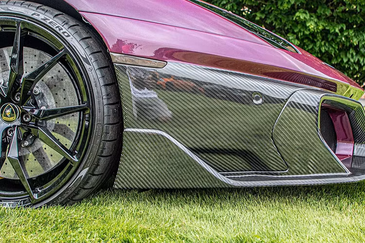 So với phiên bản tiêu chuẩn, Lamborghini Aventador độ từ UAE có cản trước rộng hơn và nhô ra về phía trước.